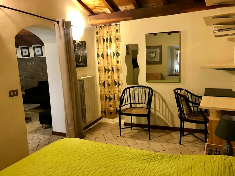Camera con travi in legno e dettagli artistici a Viterbo