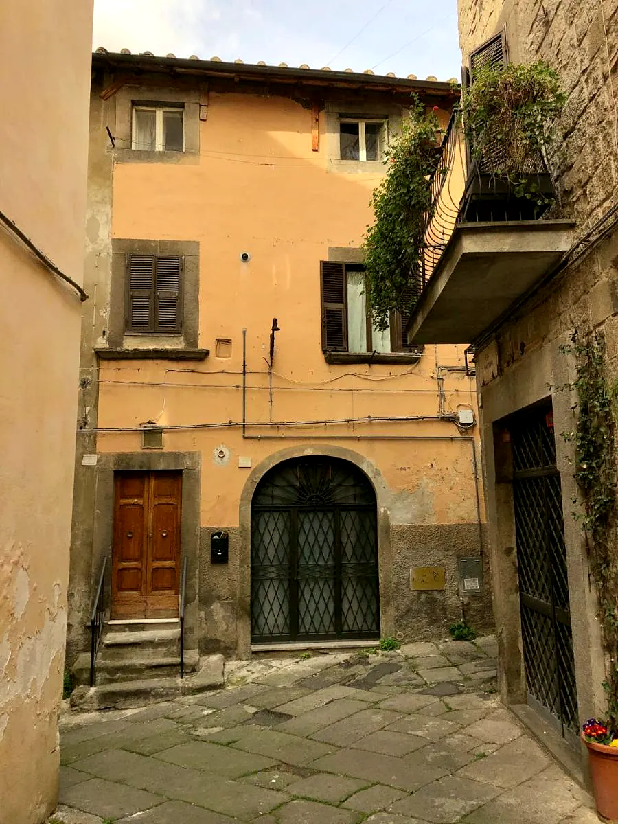 Facciata e ingresso di VITERBO ART APARTMENT nel centro storico di Viterbo