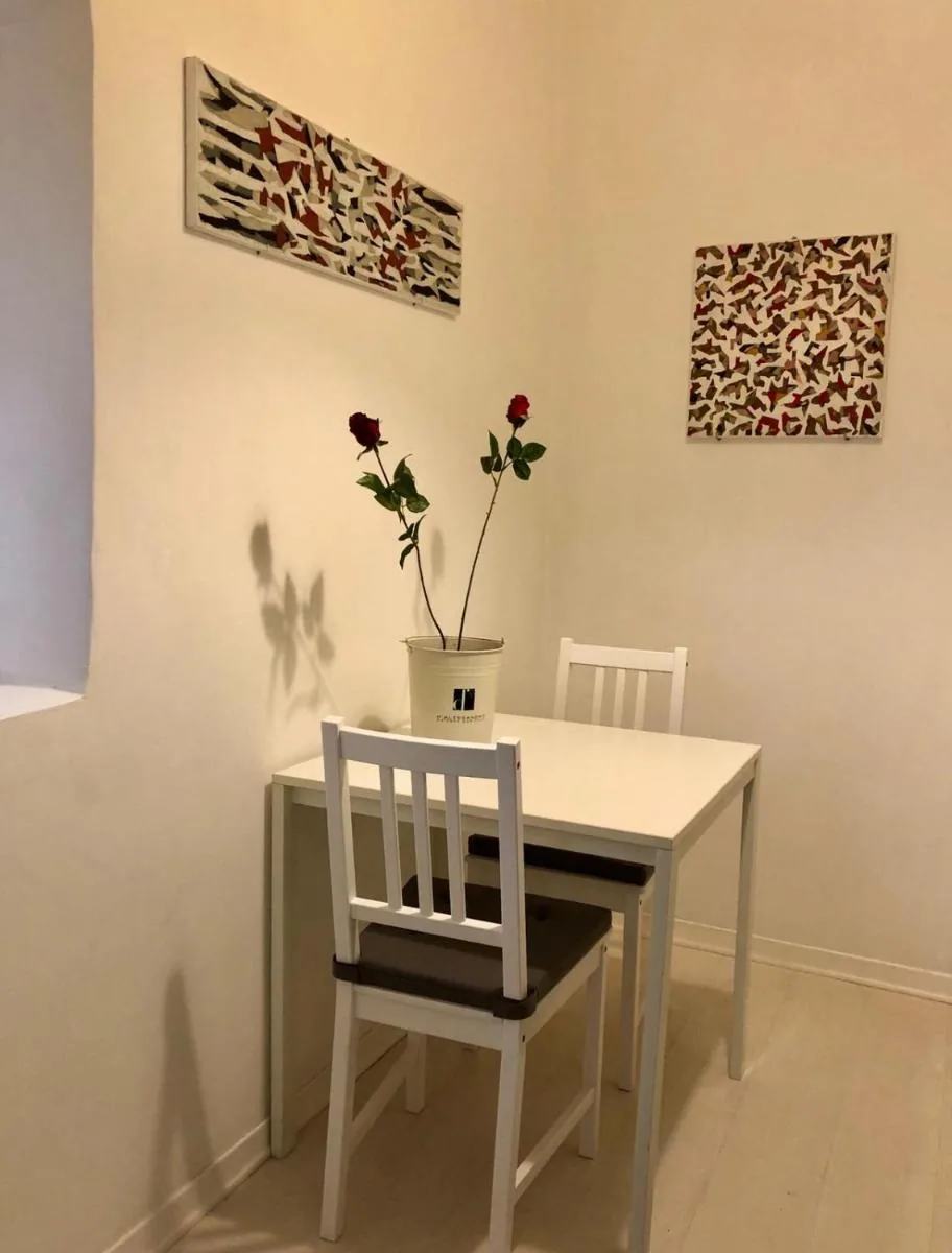 Angolo pranzo dell'appartamento a Viterbo con arredi chiari