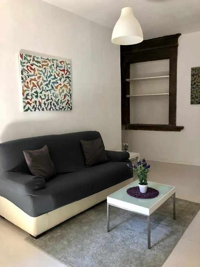 Divano e tavolino nell'area relax di VITERBO ART APARTMENT